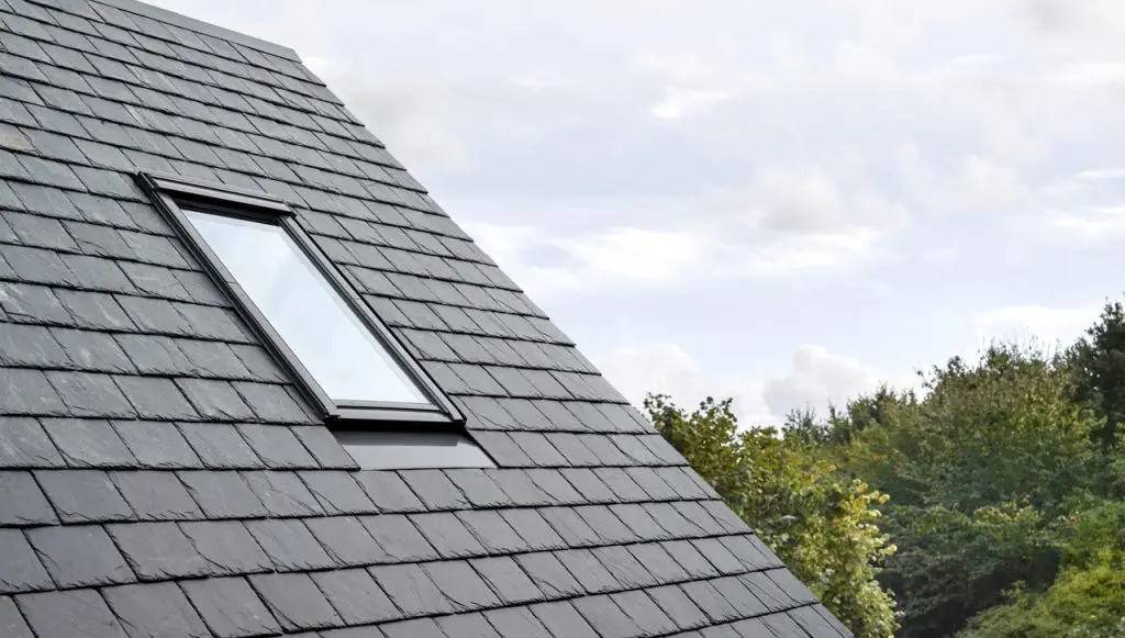 Photo — Velux posé sur toiture en ardoise