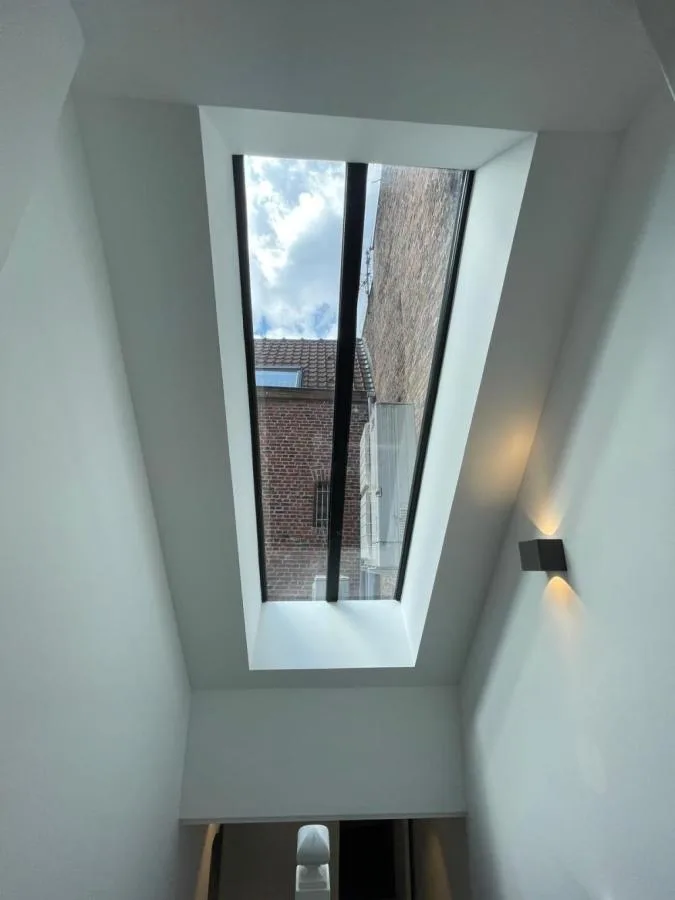 Verrière de toit sur mesure éclairant une cage d'escalier