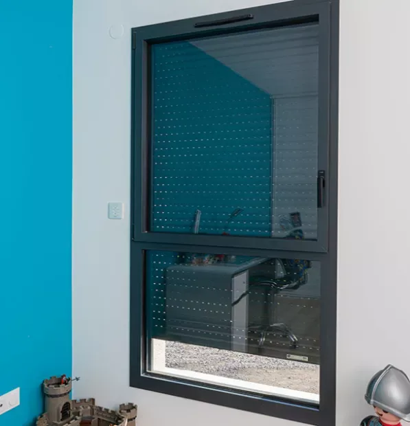 Fenêtre aluminium noire avec volet roulant intégré, vue de l'intérieur